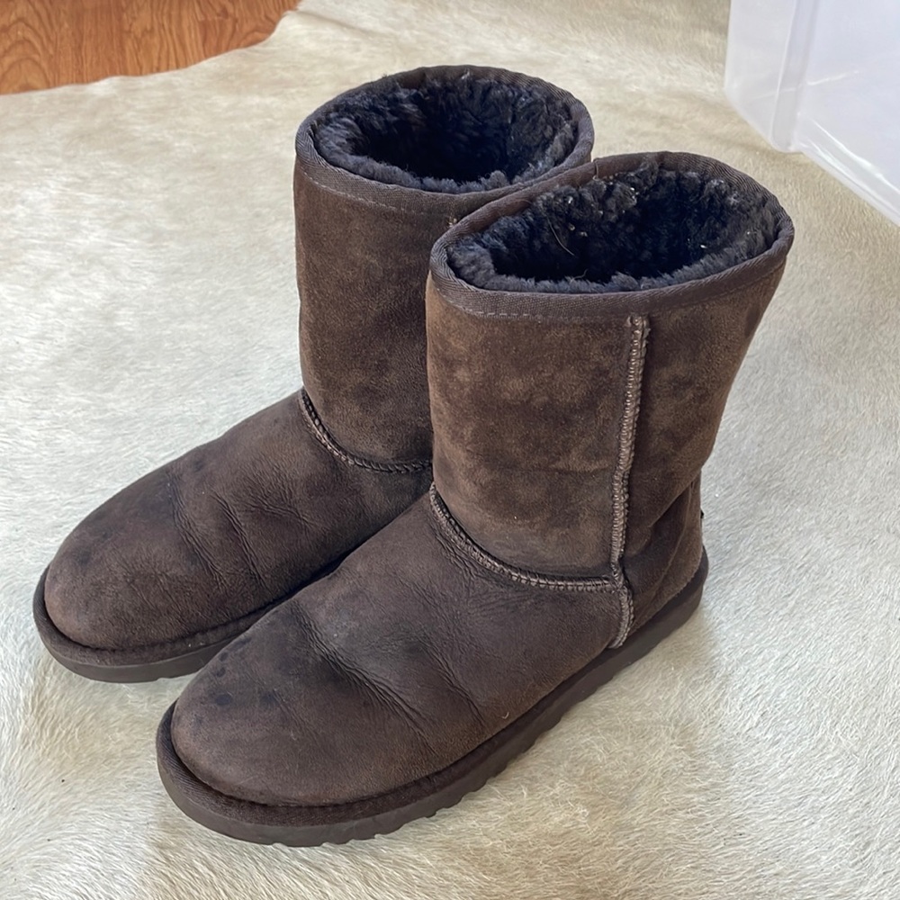 Chocolate brown Uggs, size 8, good condition, classic style